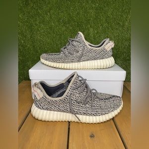 Used Yeezy 350 Turtle doves (2015).